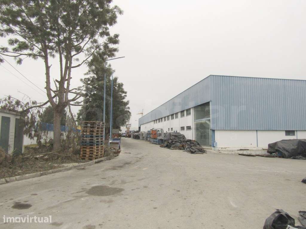 Armazém Industrial com 4.490 m2 implantado em lote com 10.000 m2 - Grande imagem: 2/28