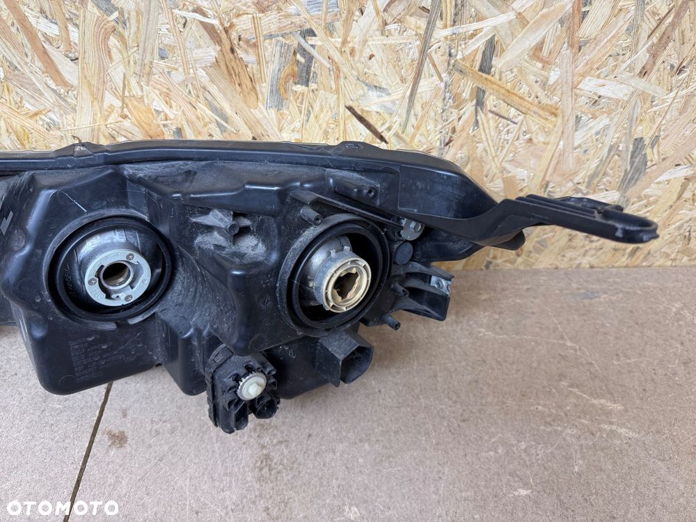 LAMPA PRZÓD PRAWA PRZEDNIA PRAWA SOCZEWKA ZWYKŁA SUZUKI VITARA III KOITO 100-18097 - 4