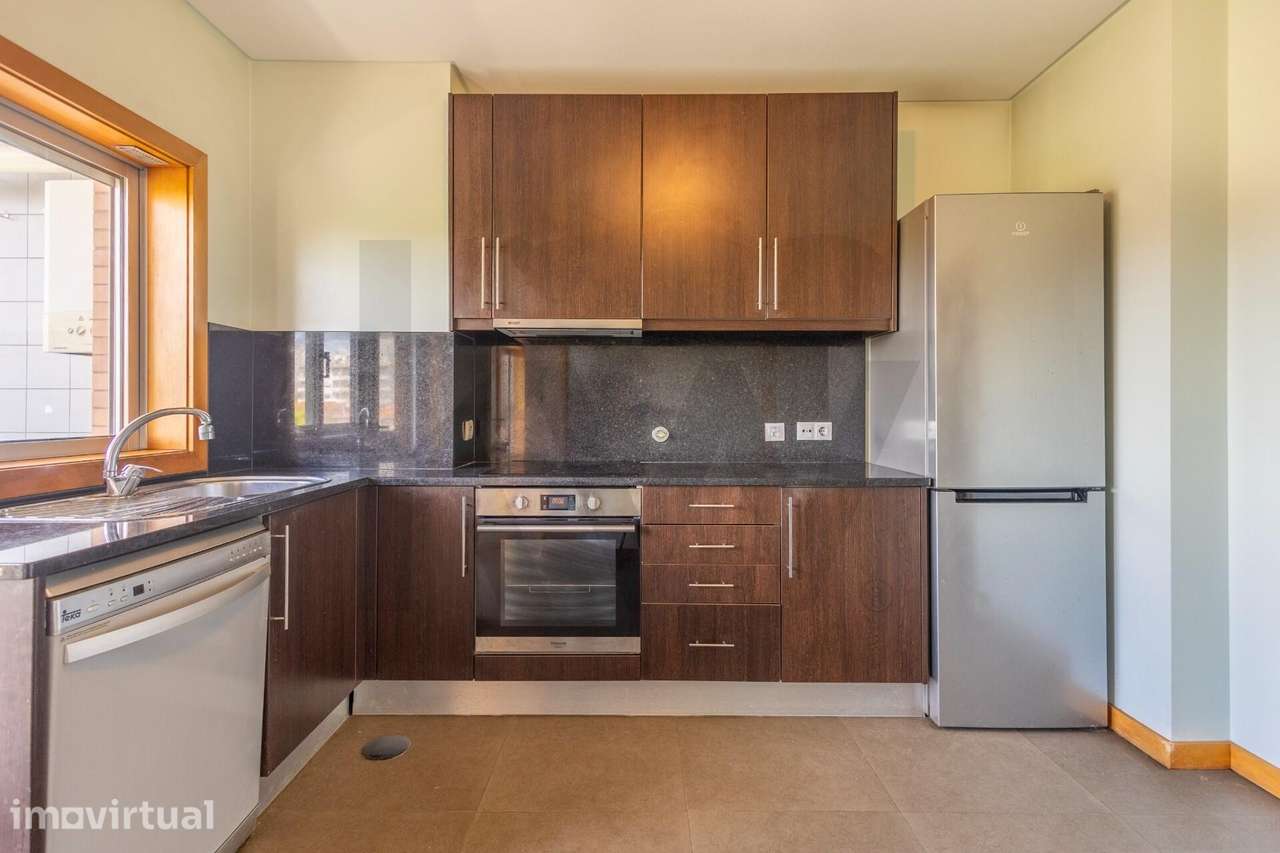 Apartamento T2 c/ 2 Varandas e Garagem - Valbom - Grande imagem: 5/22