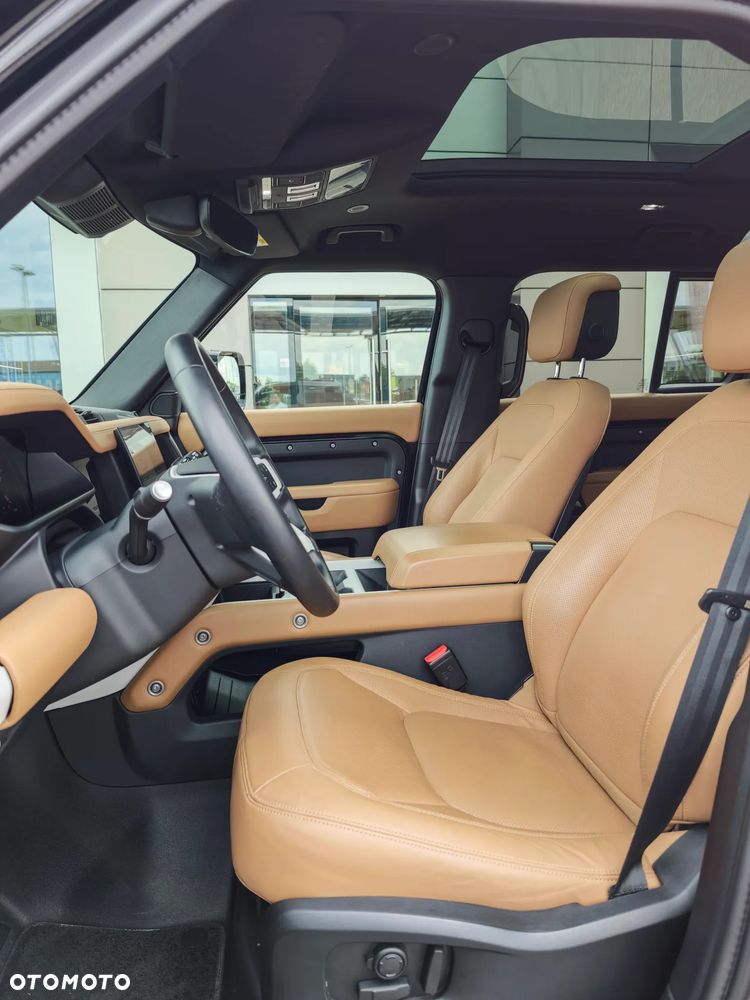 Land Rover Defender - 25