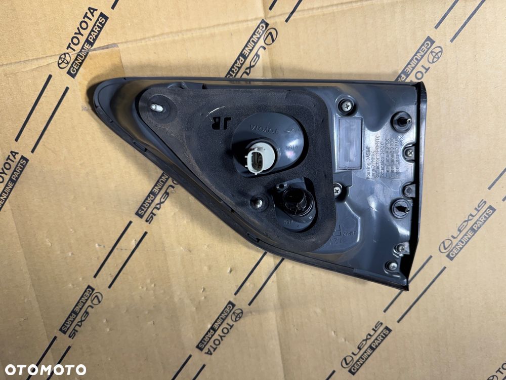 Lampa tylna prawa w klapę bagażnika Lexus RX350 09-12r. - 2