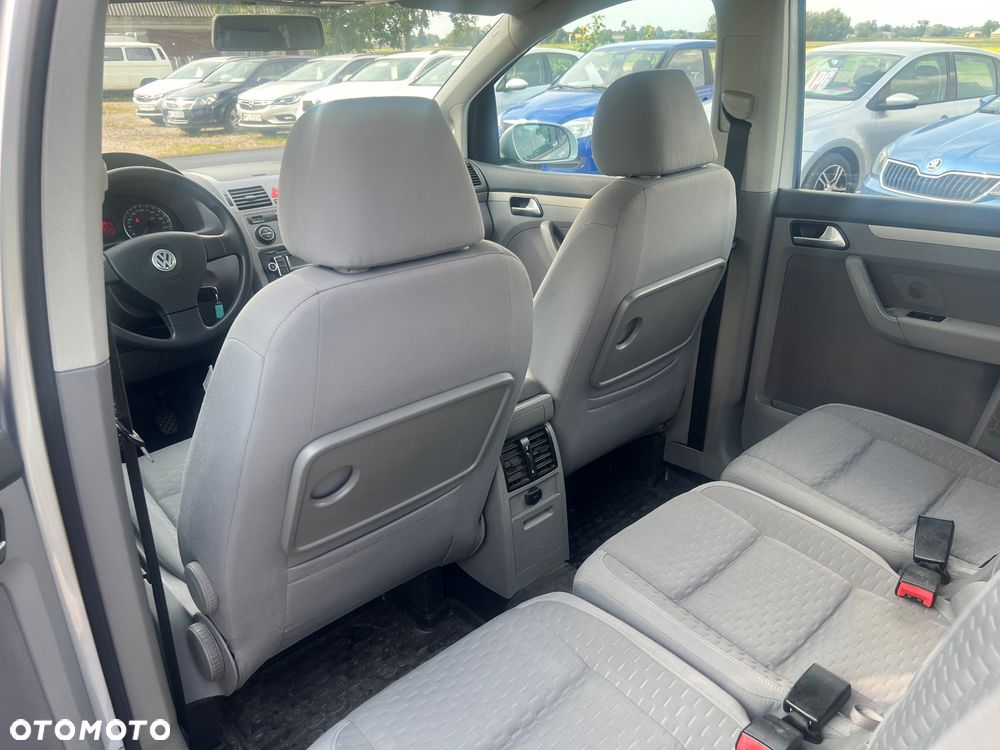 Volkswagen Touran - 11