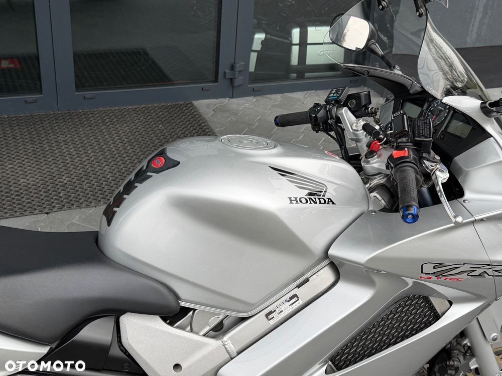 Honda VFR - 12