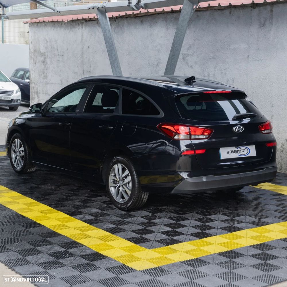 Hyundai i30 SW 1.6 CRDi Blue Comfort+Navi - 2