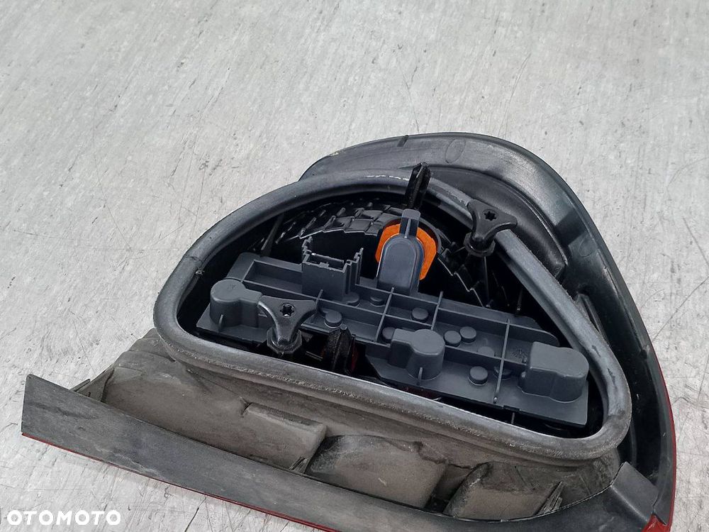 LAMPA TYLNA PRAWA RENAULT THALIA ( 01-08 ) SEDAN - 5