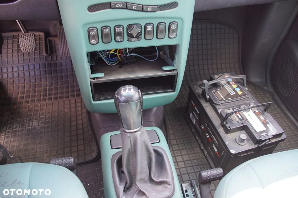 Auto na części - Mercedes A-Klasa W168 1.4 82 KM 166940 716501 282 1998R Silnik Skrzynia Drzwi Maska Błotnik Klapa Zderzak Lusterko Lampa Klamka Szyba Deska Kokpit Sterownik Moduł Czujnik Licznik Panel Kierownica - 14