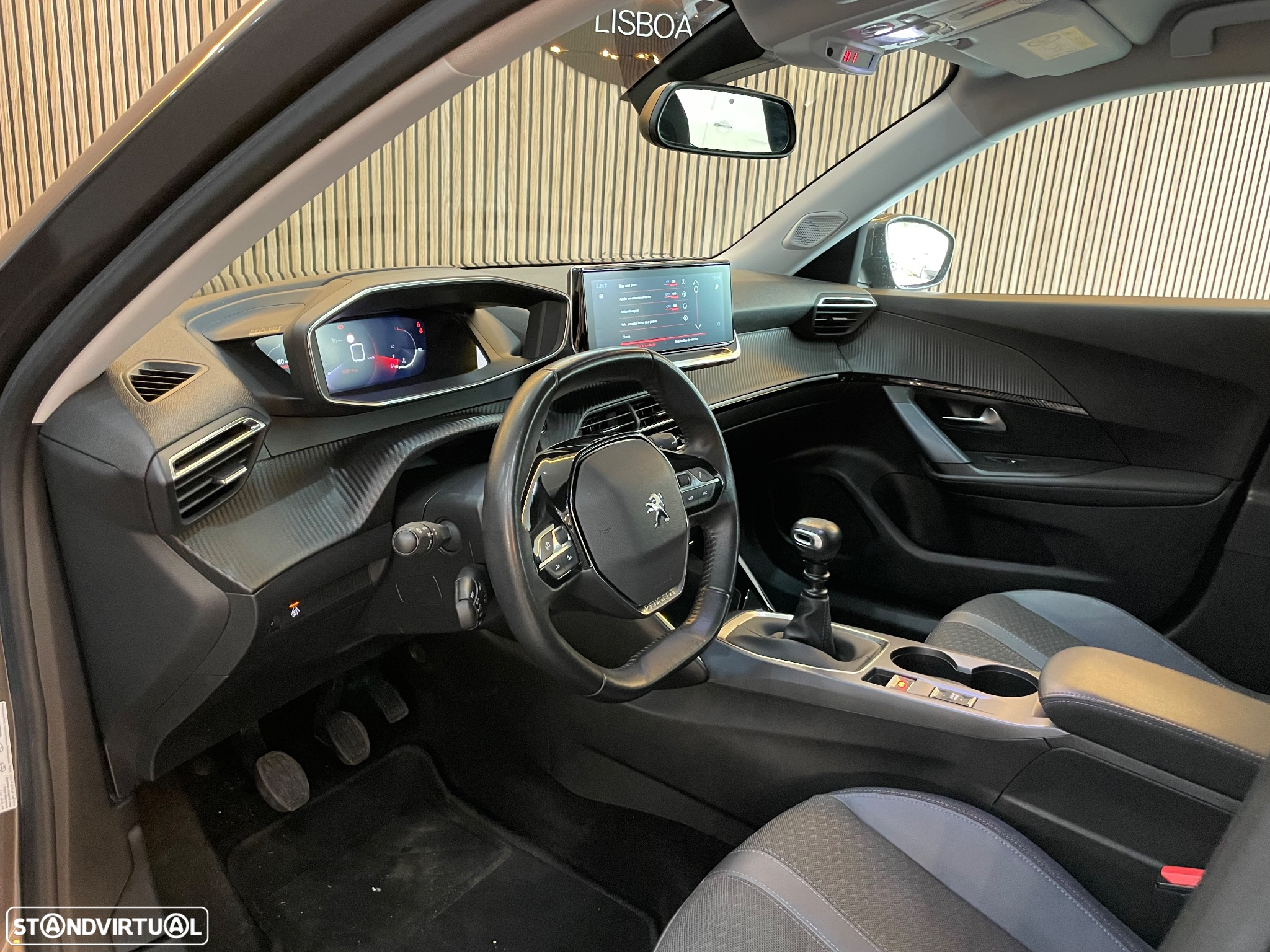 Peugeot 2008 1.2 PureTech Allure - 12