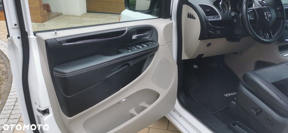 Dodge Grand Caravan - 9