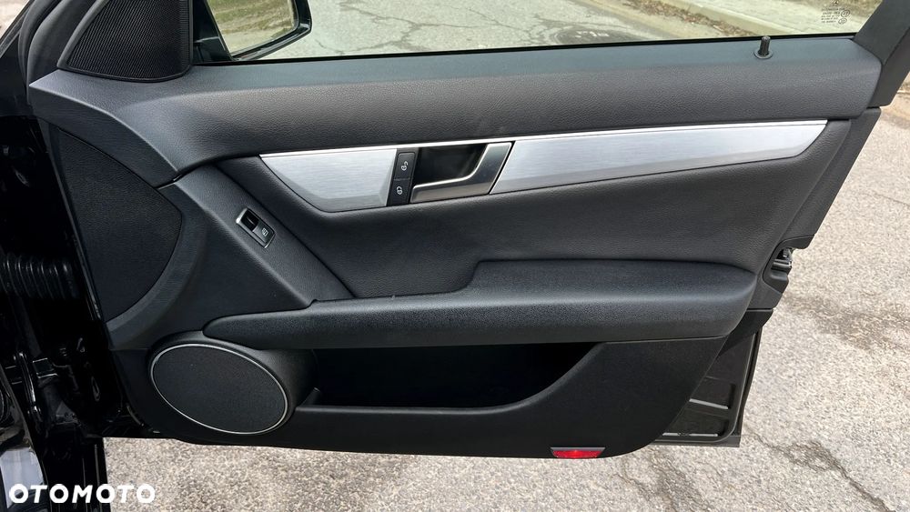 Mercedes-Benz Klasa C 180 BlueEFFICIENCY 7G-TRONIC Avantgarde - 28