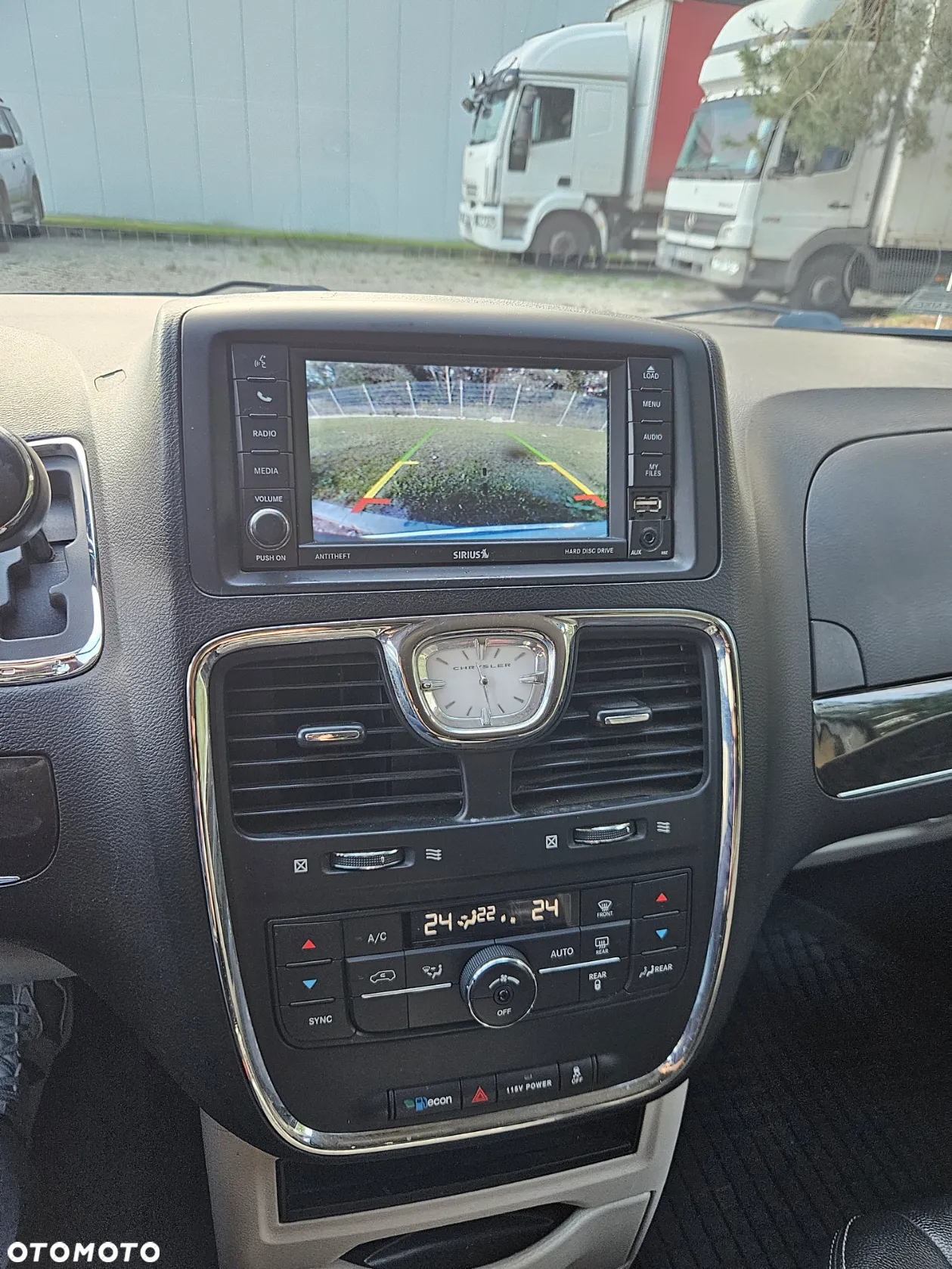 Chrysler Town & Country - 5