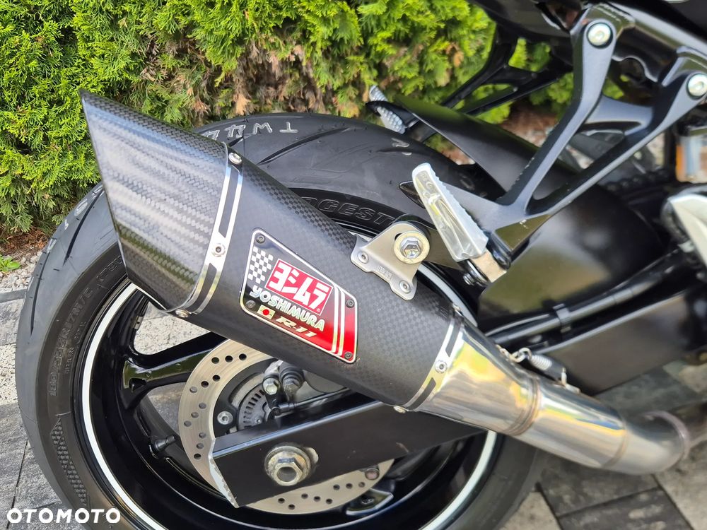 Suzuki GSR - 24