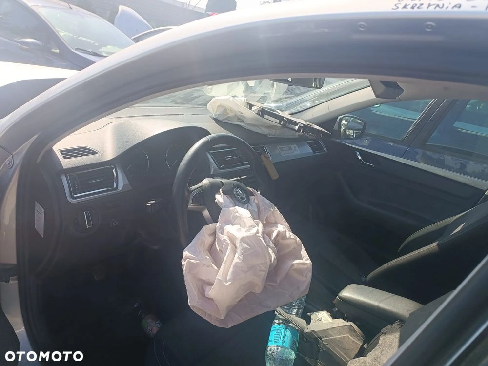 Skoda Rapid z silnikiem z 1,2 TSI ozn. CBZB iskrzynią PRN lakier kod LA7W - 5