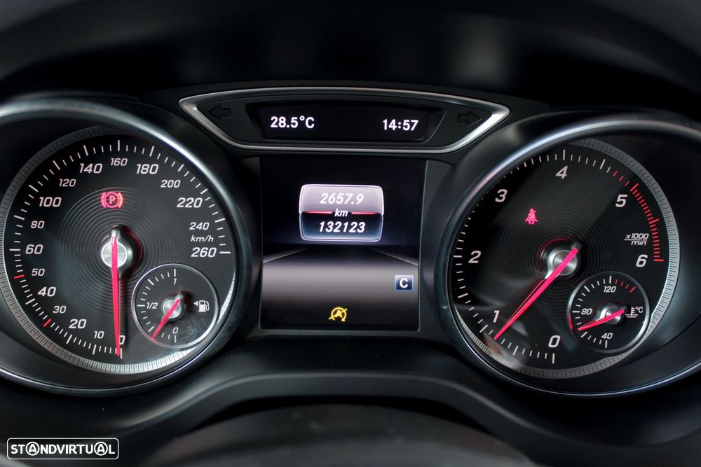 Mercedes-Benz CLA 180 d Shooting Brake AMG Line - 10