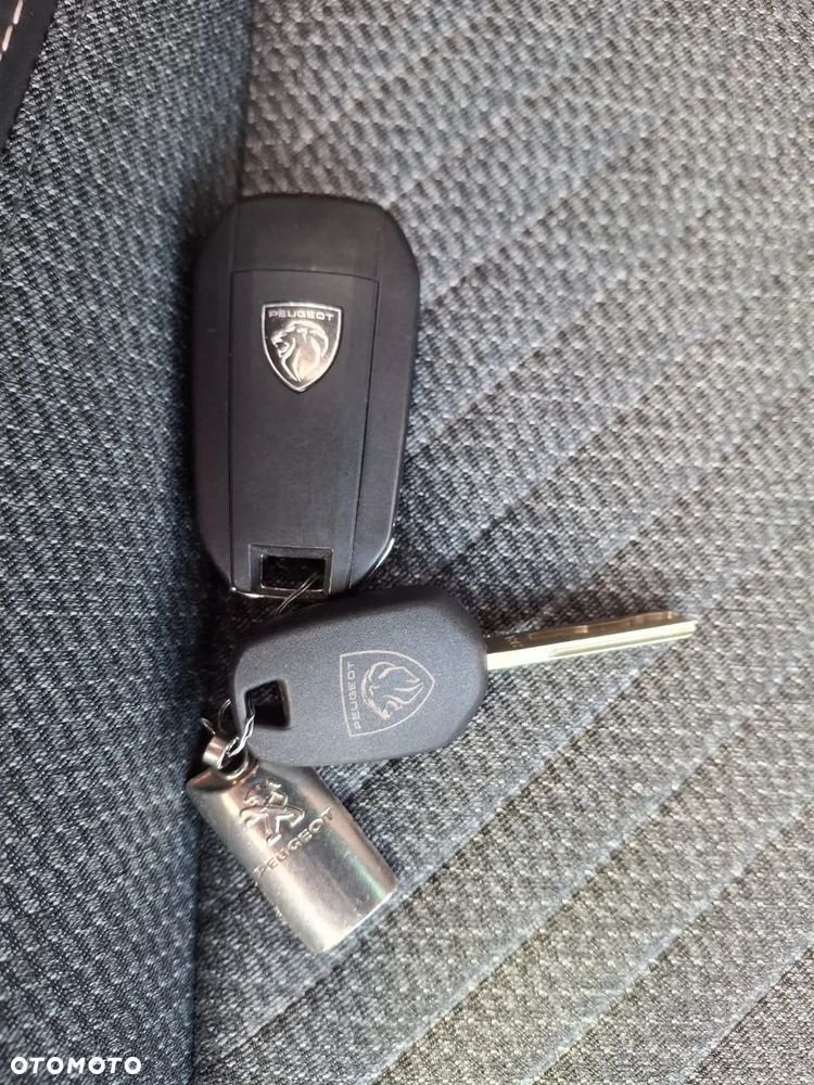 Peugeot 2008 1.2 PureTech Allure S&S EAT8 - 32