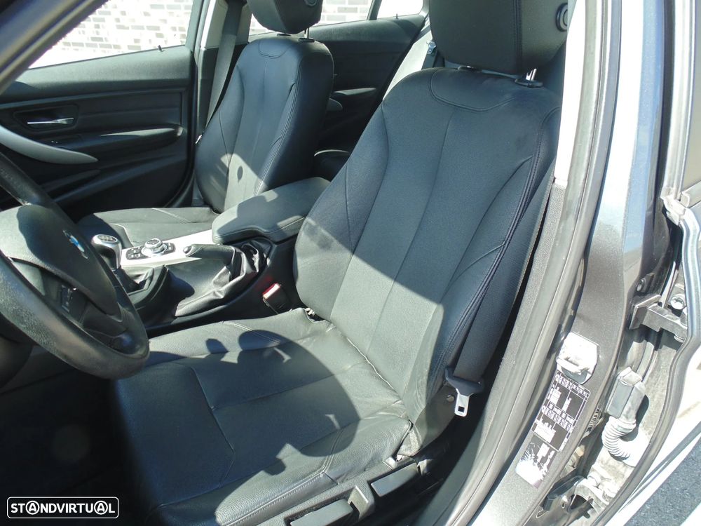 BMW 318 d Touring Line Luxury - 25