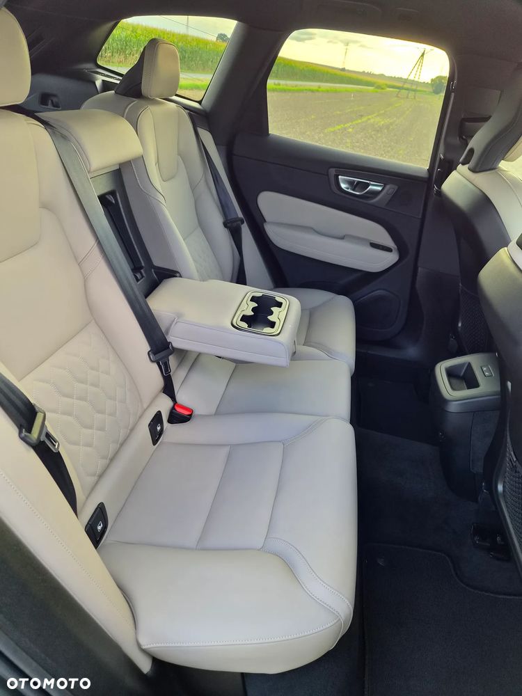 Volvo XC 60 B5 B AWD Plus Dark - 13
