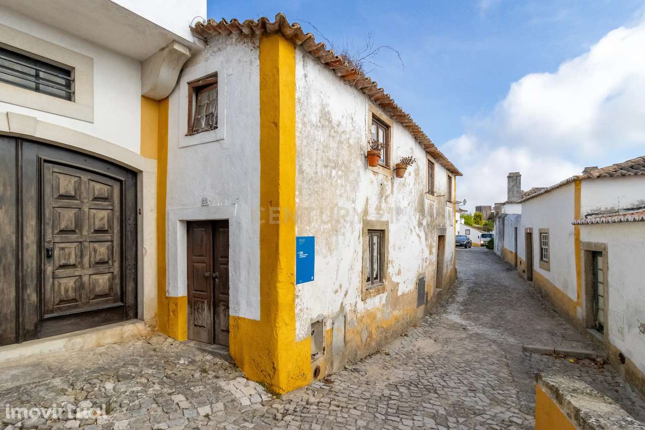 Moradia em ruína, dentro das muralhas em Óbidos - Grande imagem: 2/17