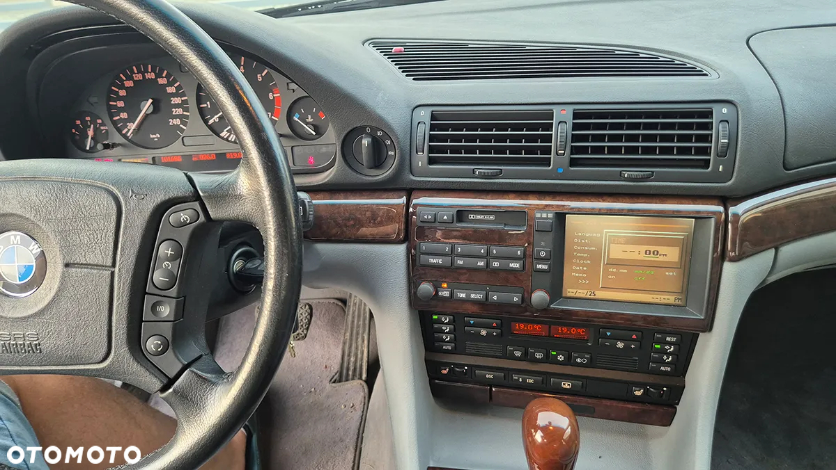 BMW Seria 7 740i - 14