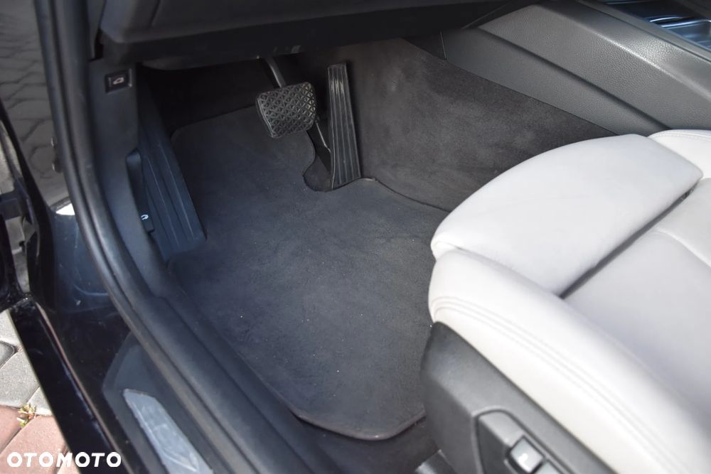 BMW Seria 3 320d Sport Line - 37