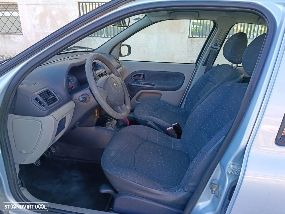 Renault Clio 1.2 16V Confort - 10