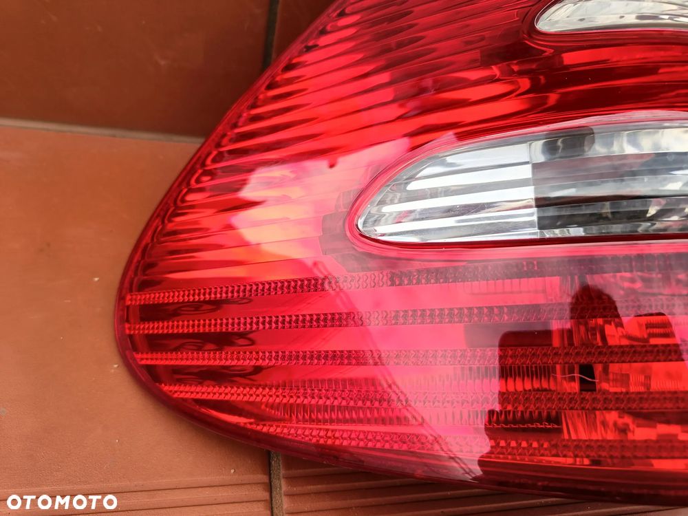 MERCEDES W211 AVANTGARDE LAMPA TYL TYLNA SEDAN 02-06 Lewa LED - 4