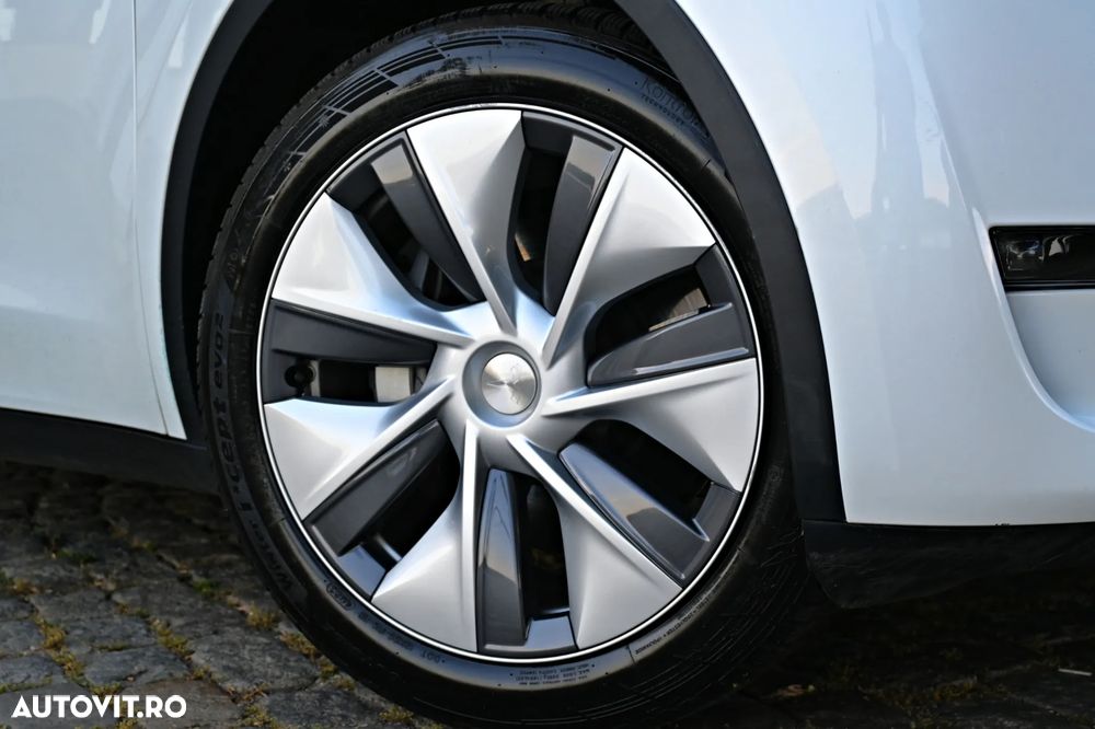 Tesla Model Y AWD Performance - 10