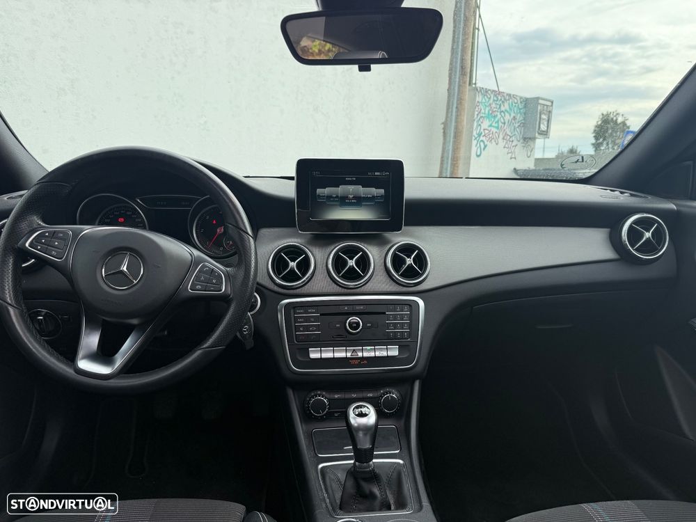 Mercedes-Benz CLA 200 d Shooting Brake - 13