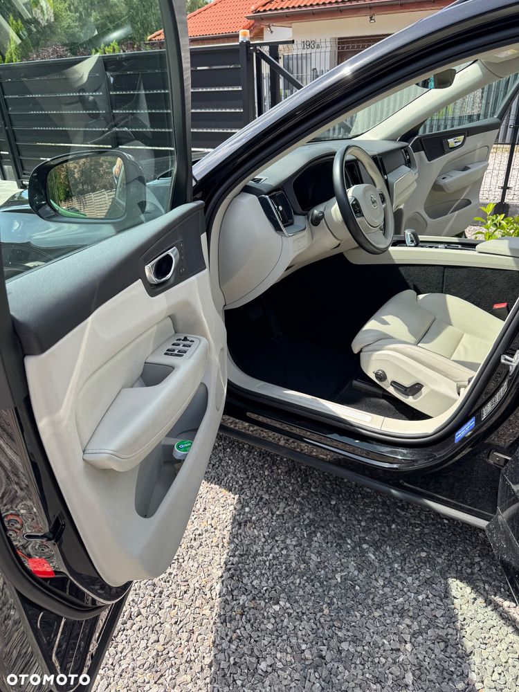 Volvo XC 60 B4 D AWD Plus Dark - 21