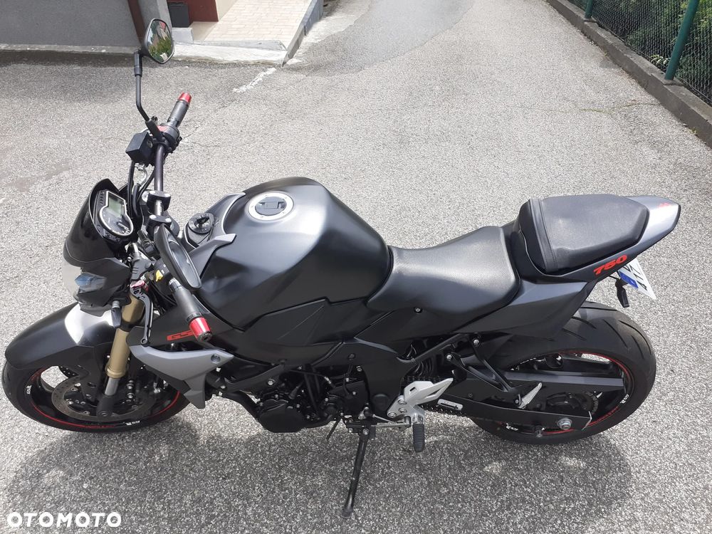 Suzuki GSR - 24