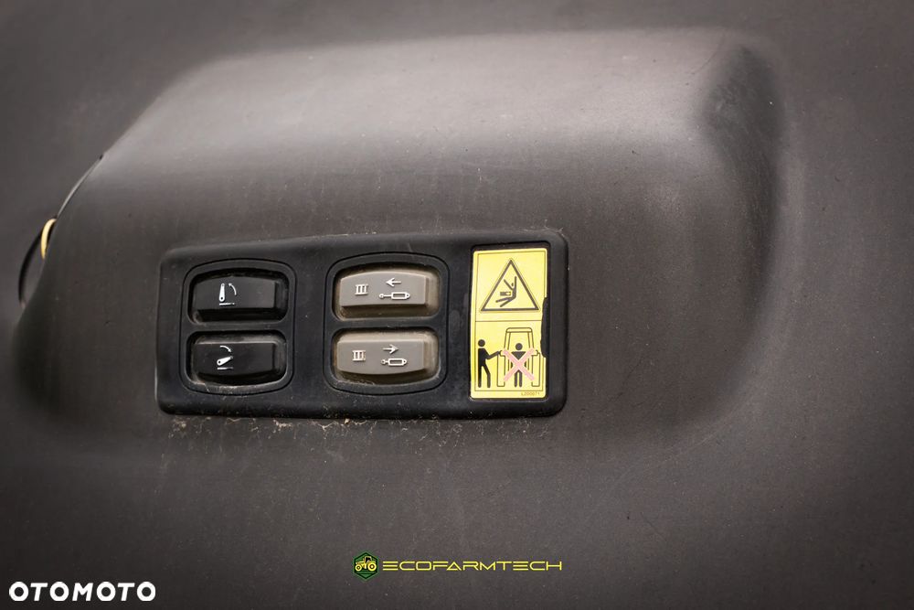 John Deere 6215R - 12