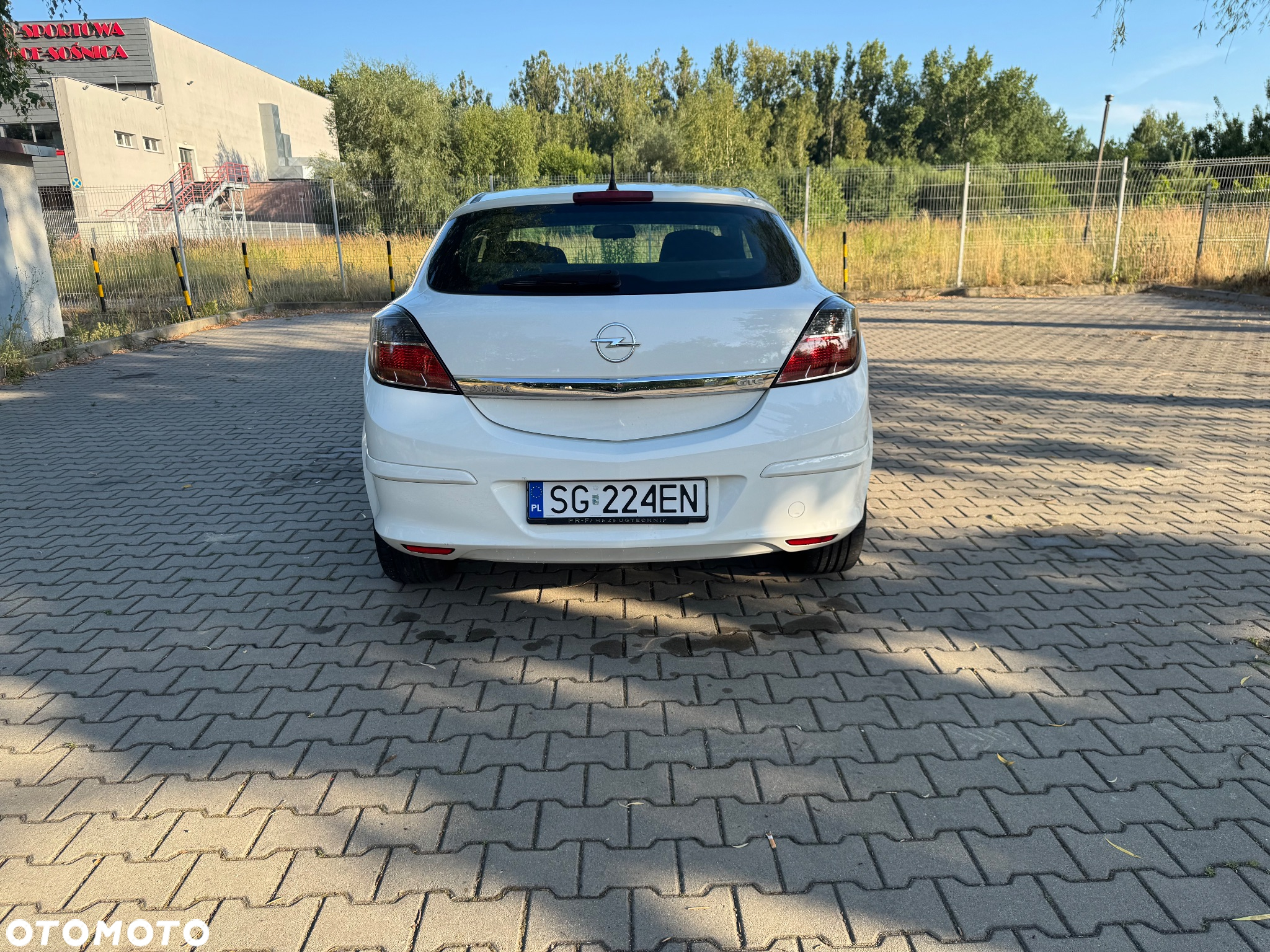 Opel Astra GTC 1.6 Black&White - 6