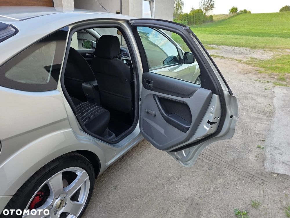 Ford Focus 1.6 16V Style - 12