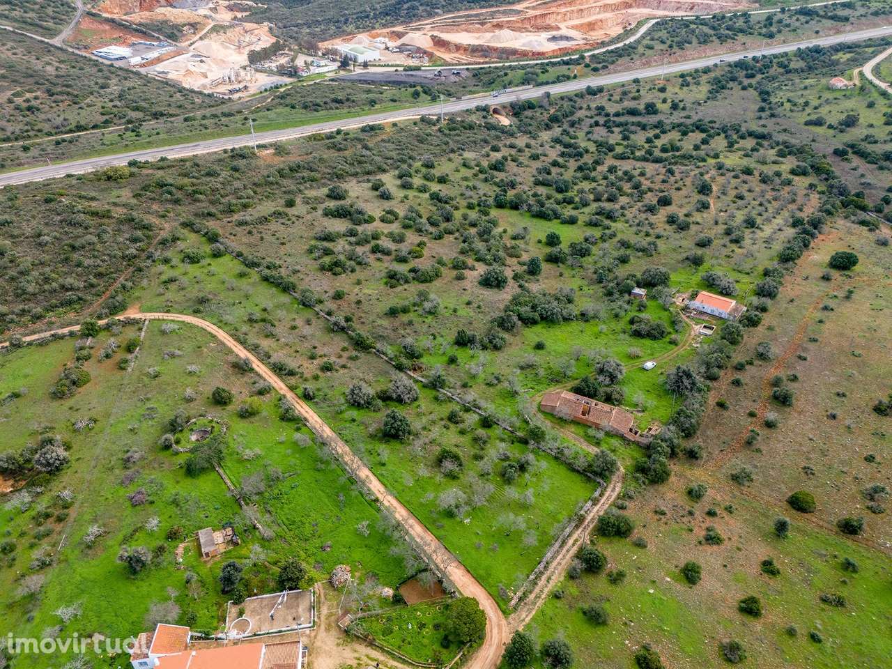 PROPRIEDADE RÚRAL COM 2 CASAS E  COM 2.75 HECTARES DE TERRENO PARA VEN - Grande imagem: 2/33