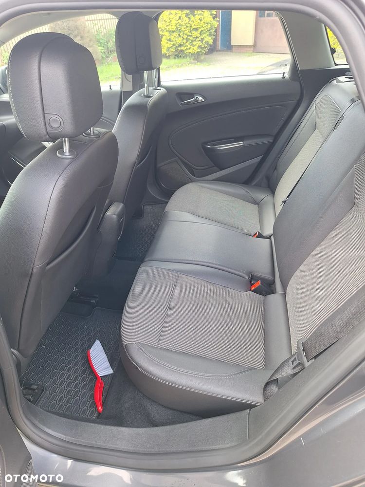 Opel Astra 2011 photo 3