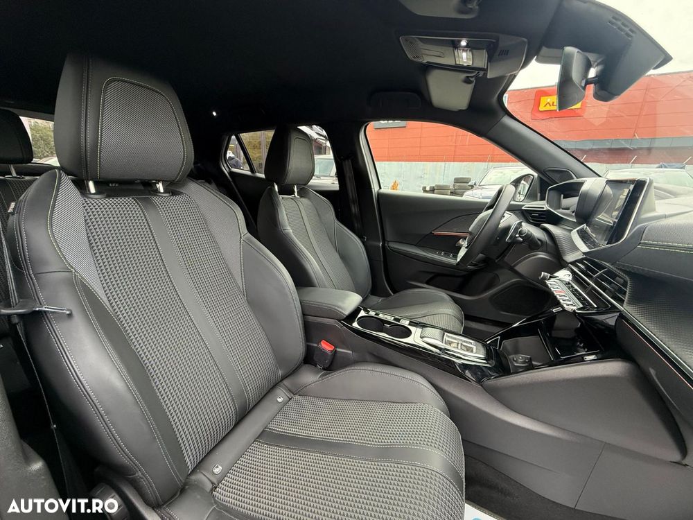 Peugeot 2008 1.2 L PureTech STT EAT8 GT Line - 26
