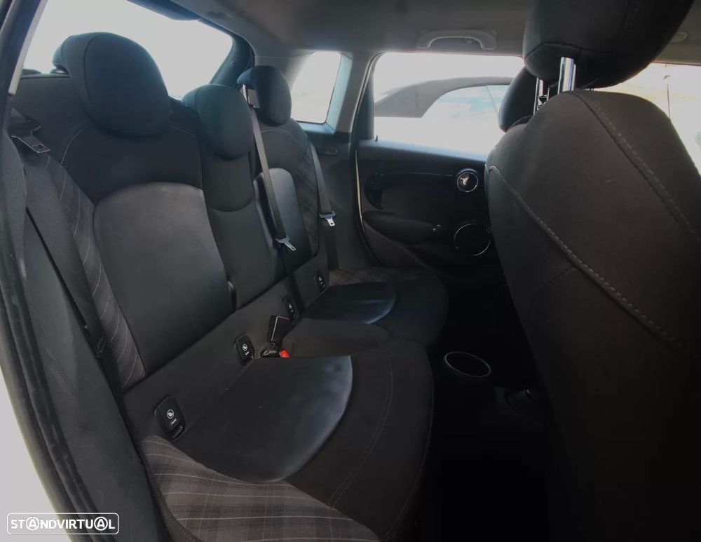 MINI 5 Portas Cooper D Auto - 23