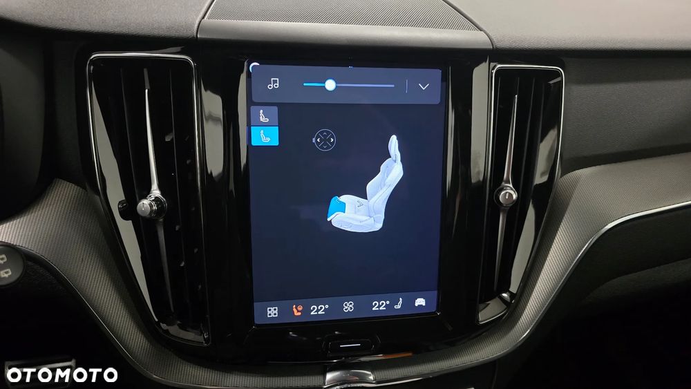 Volvo XC 60 B4 D Plus Dark - 35