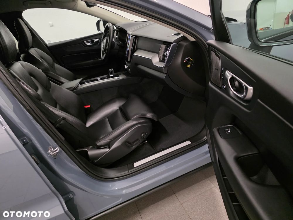 Volvo XC 60 B4 D AWD Plus Dark - 31