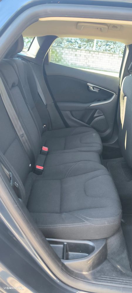 Volvo V40 2.0 D2 Momentum - 4