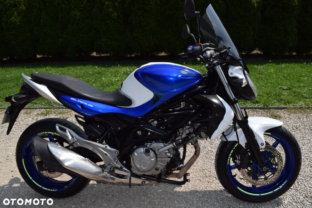 Suzuki Gladius - 1