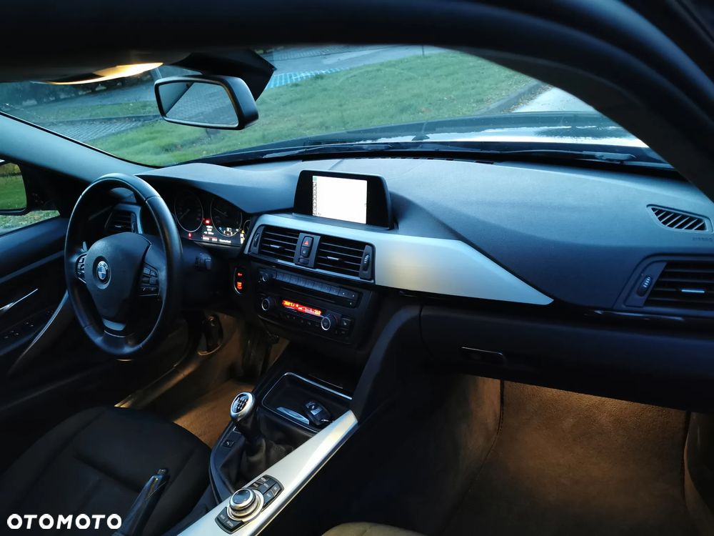 BMW Seria 3 320d Touring xDrive - 25