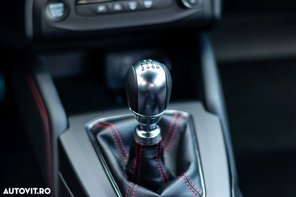 Ford Focus 1.0 EcoBoost 6MT MHEV ST-Line X - 20