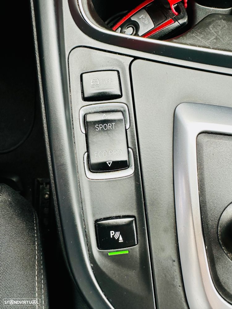 BMW 320 d DPF Touring Aut. Edition Sport - 42