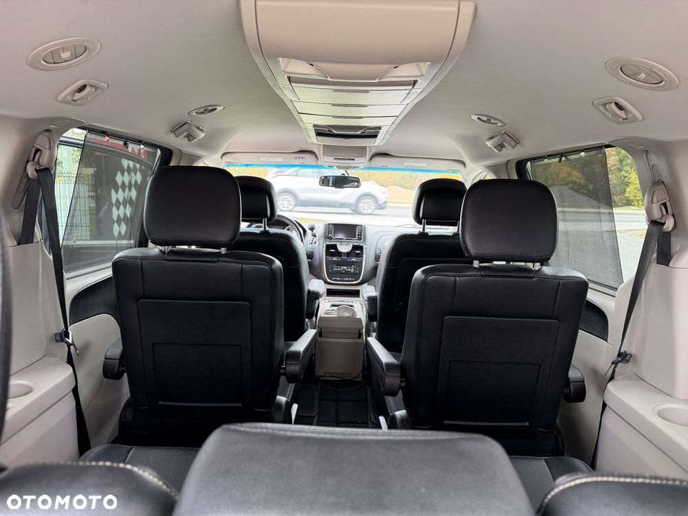 Chrysler Town & Country - 20