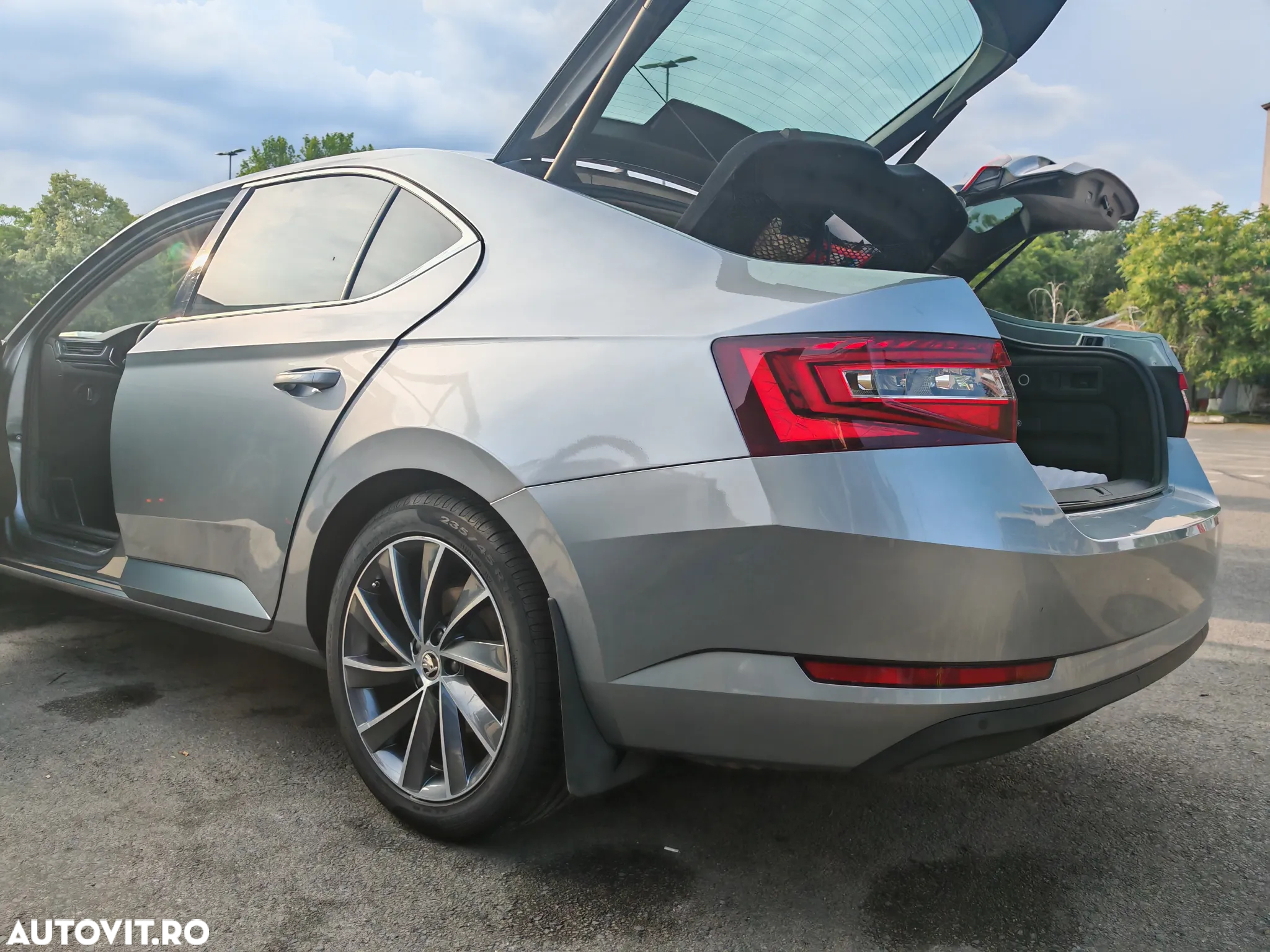 Skoda Superb 2.0 TDI DSG Laurin & Klement - 11