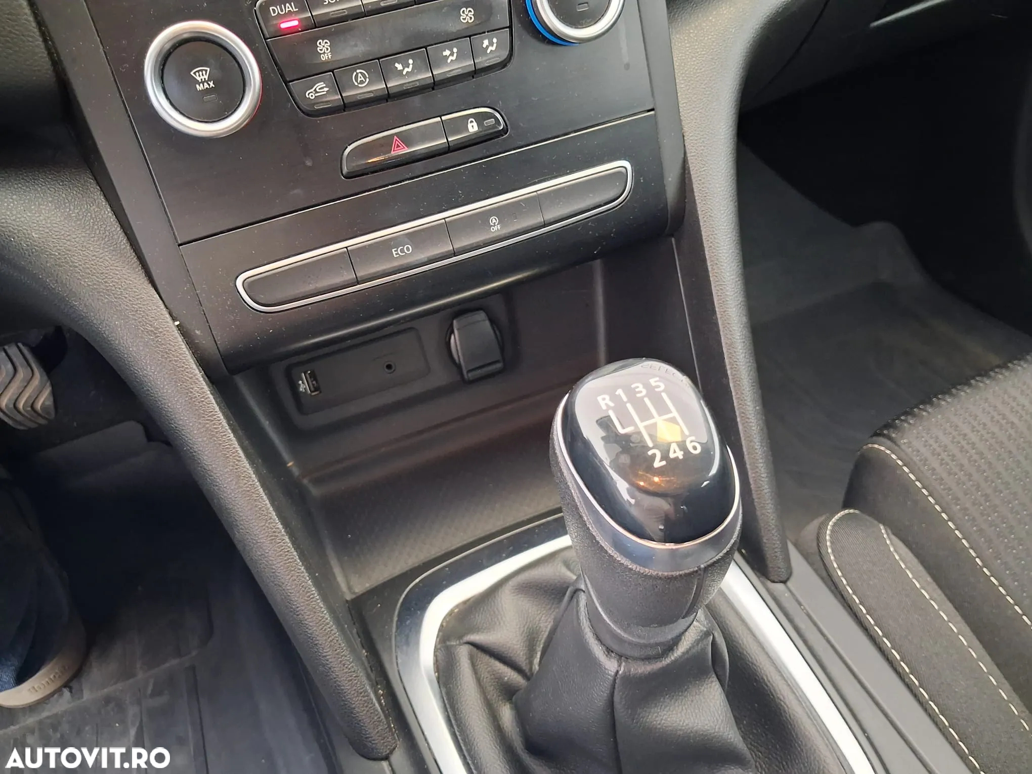 Renault Megane Estate TCe GPF Zen - 11