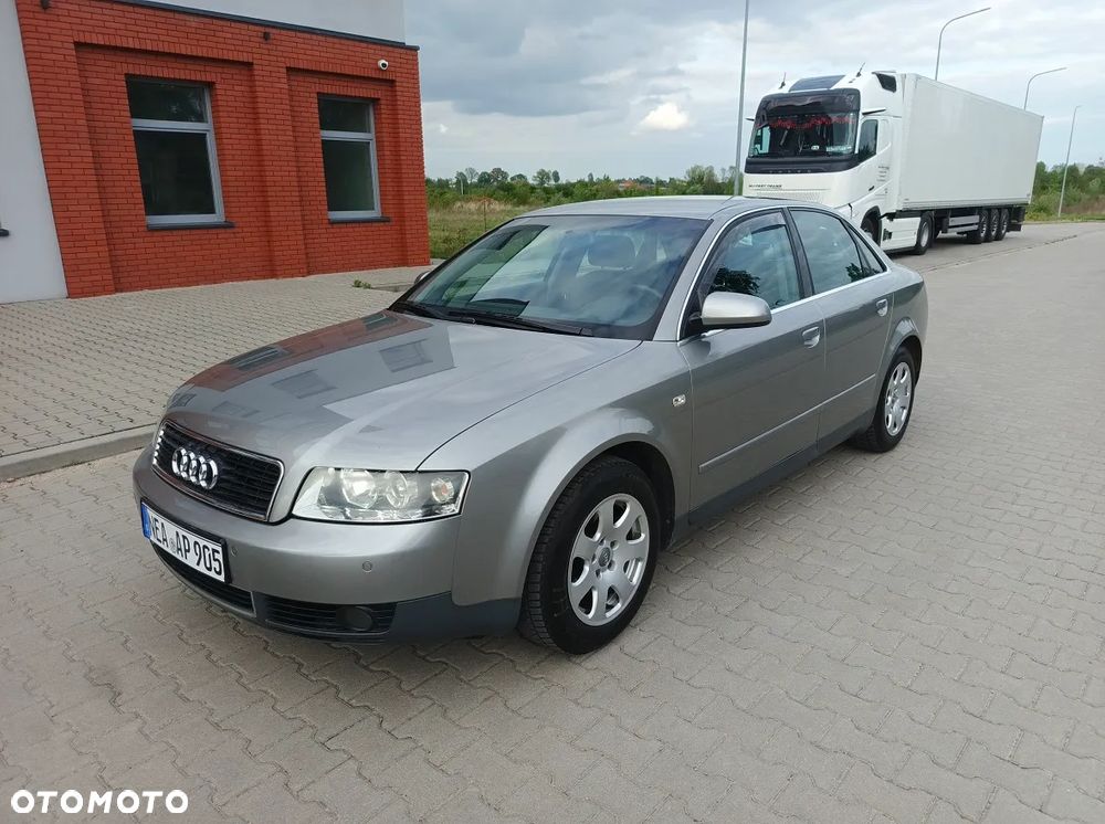 Audi A4 Limousine - 1