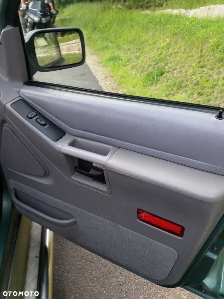 Ford Explorer Standard - 16