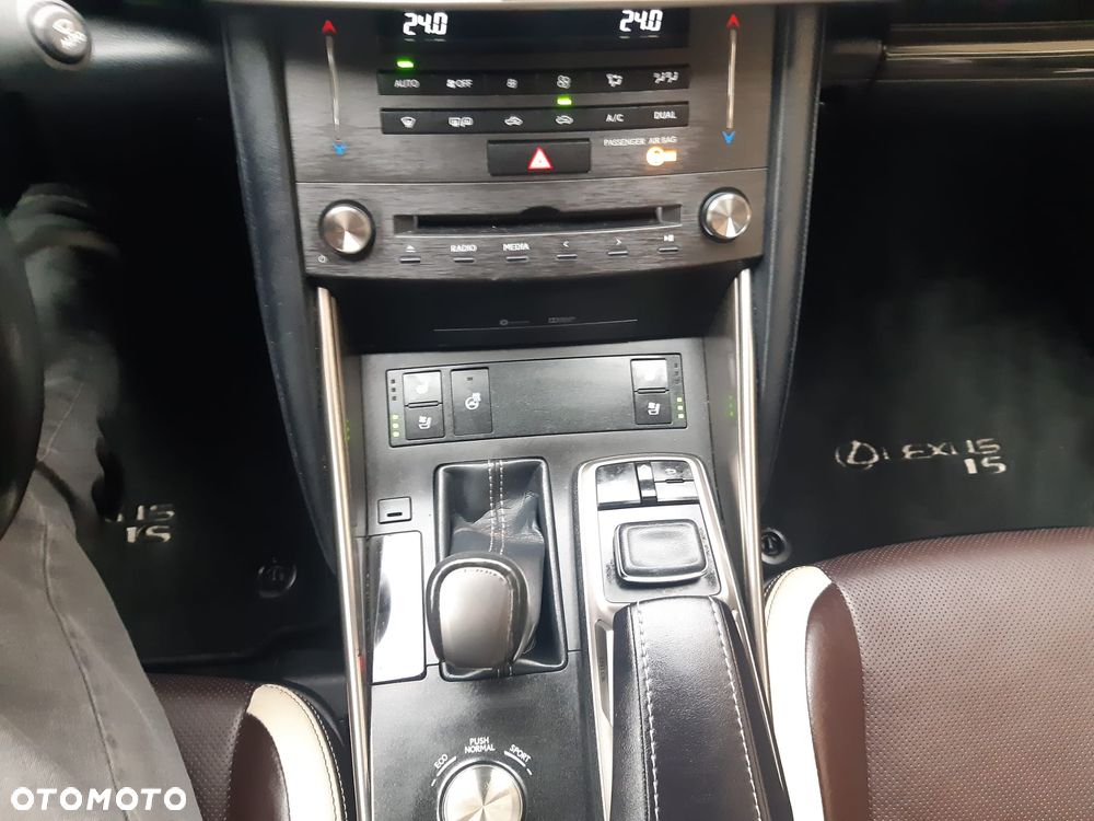 Lexus IS 300h Prestige - 14