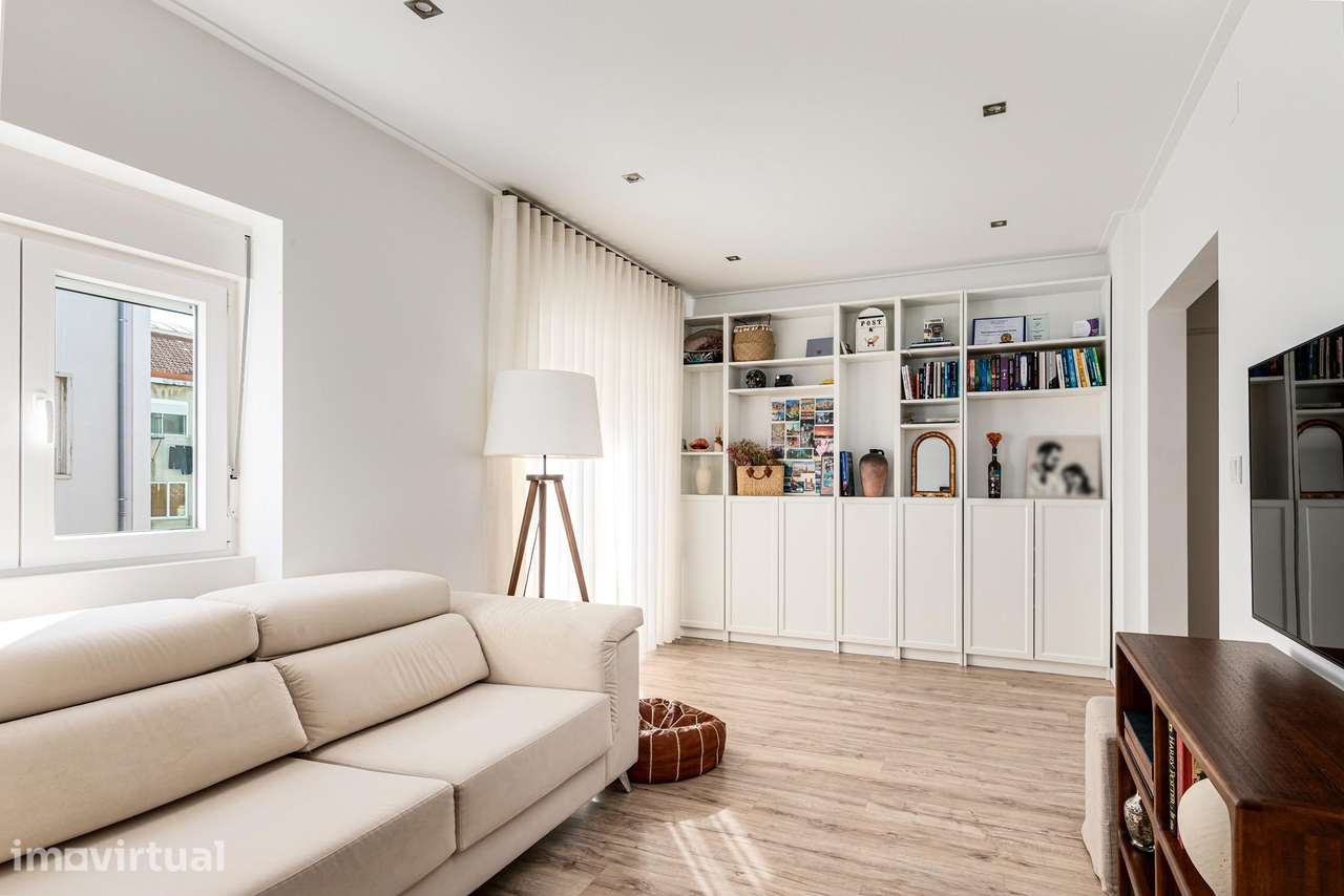 T2+1 Dúplex Remodelado com 4 Varandas e Vista Cristo Rei – Almada - Grande imagem: 4/34
